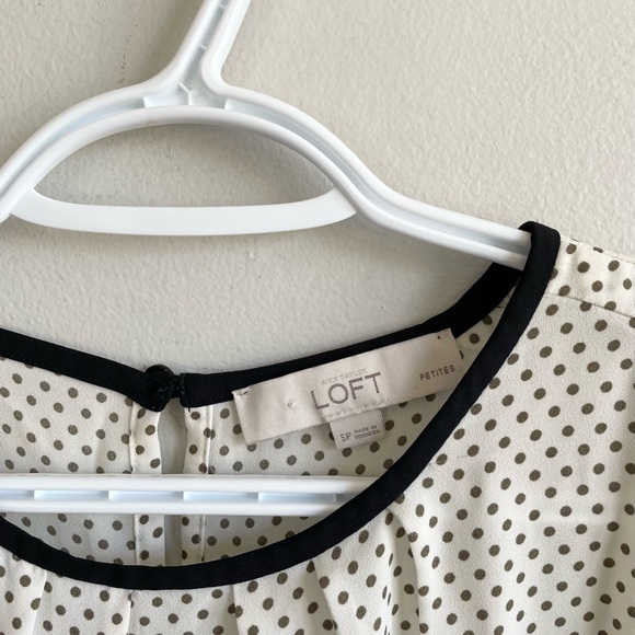 LOFT CREAM SLEEVELESS TOP BLACK DOTS RUFFLED SHOULDERS - Picture 3 of 7